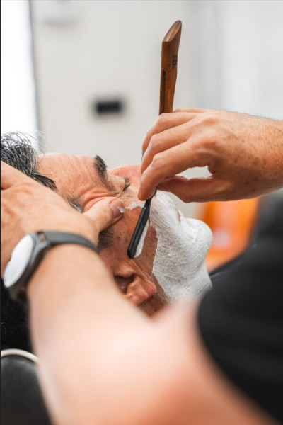 Afeitado La Barbería Haircuts & Wine (Avenidas)