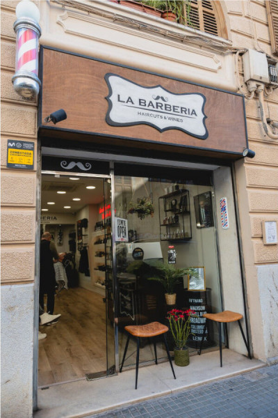 Entrada La Barbería Haircuts & Wine (Avenidas)