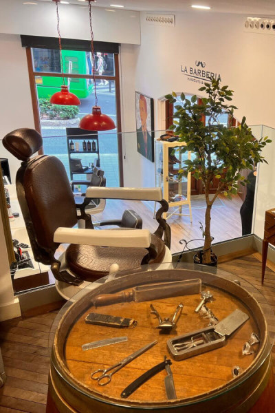 Interior La Barbería Haircuts & Wine (La Rambla)