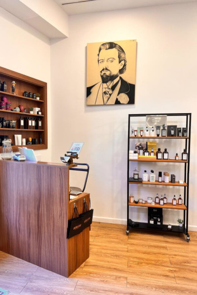 Interior La Barbería Haircuts & Wine (La Rambla)