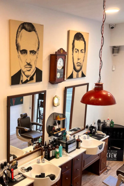 Interior La Barbería Haircuts & Wine (La Rambla)