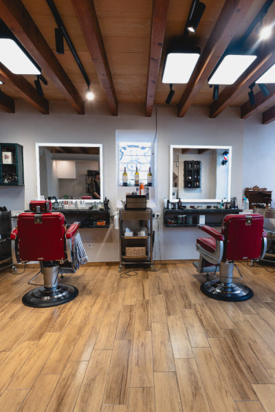 Interior La Barbería Haircuts & Wine (Santa Catalina)